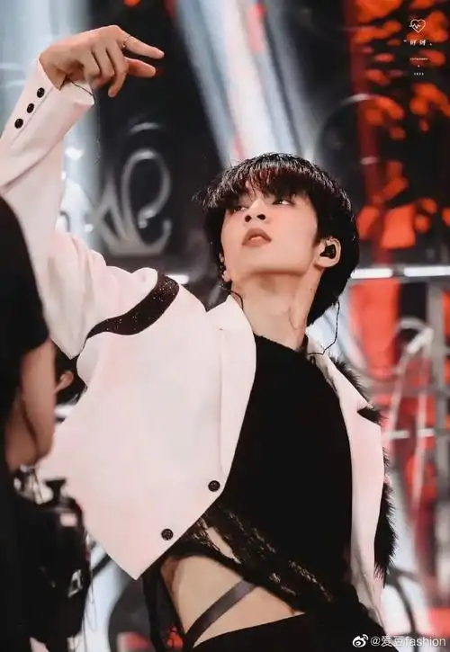 刘耀文壁纸#分享一些刘耀文舞台神图每一张都适合做壁纸,@时代少耐排