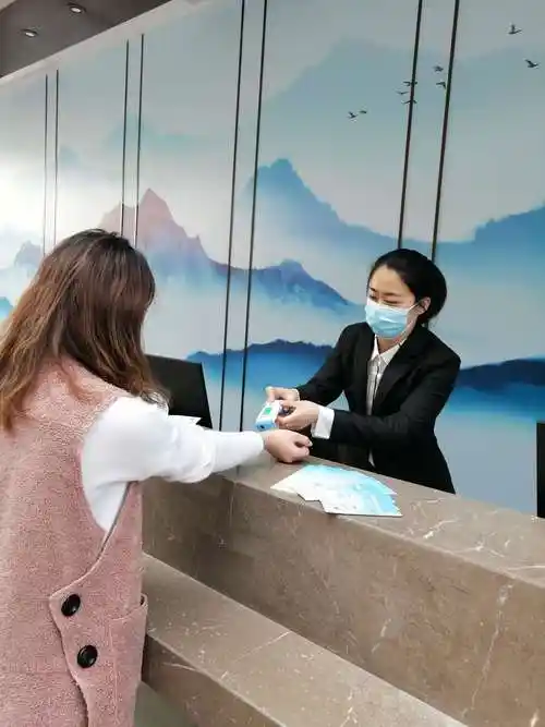 前台接待员对酒店住客及进入大堂来往所有人进行测温和登记,并做好