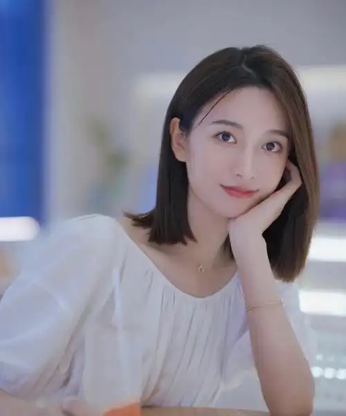 简约减龄的锁骨中发发型