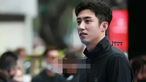 张艺上穿着黄景瑜买的睡衣,在王雨馨和黄景瑜的家里自拍