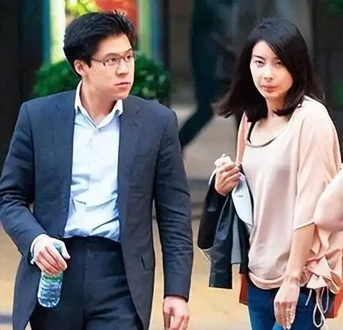 回顾郭晶晶:父母搭经济舱参加婚礼,还坐不到主桌,她在霍家如何|霍启刚