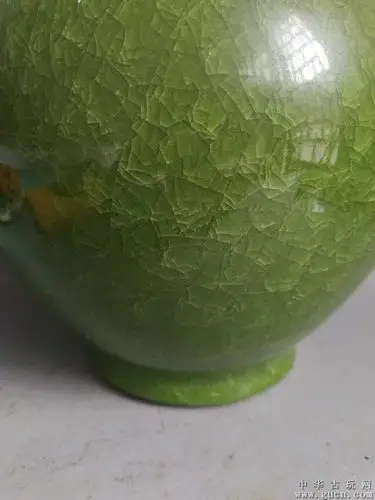 少见的宋代官窑绿釉冰裂开片瓷赏瓶