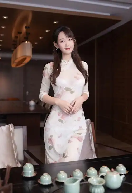 柔美,典雅,贤淑,妩媚和气质尽显,要不怎么能将旗袍称之为国粹呢,是有