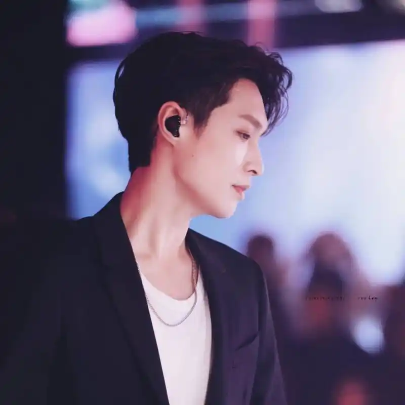 来感受张艺兴这棱角分明的侧脸!迷人的眉骨!高耸挺拔的鼻梁!