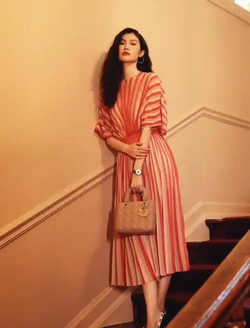 超模也不过如此,何穗走红毯用尽手段,不息利用身材来