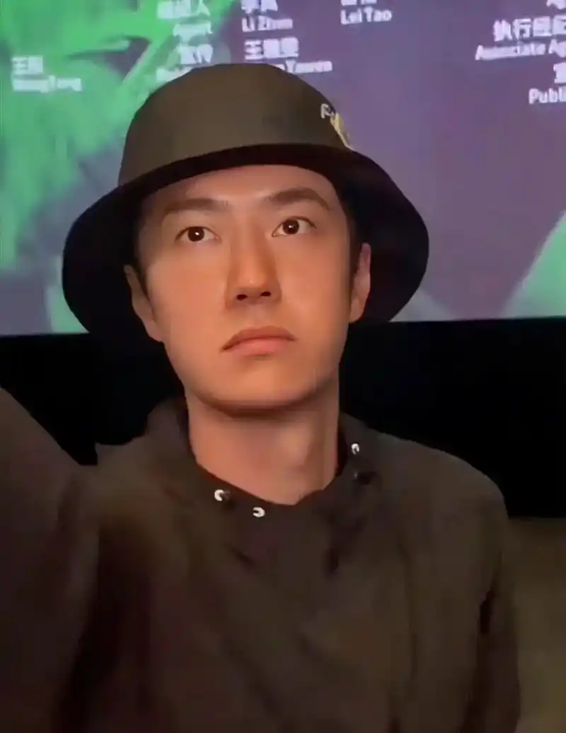 王一博空降杭州宣传新片,素颜的他看起来很小很乖,很憔悴,身体还没好