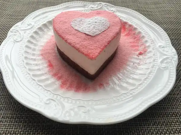 刁蛮宝児做的心形草莓慕斯蛋糕