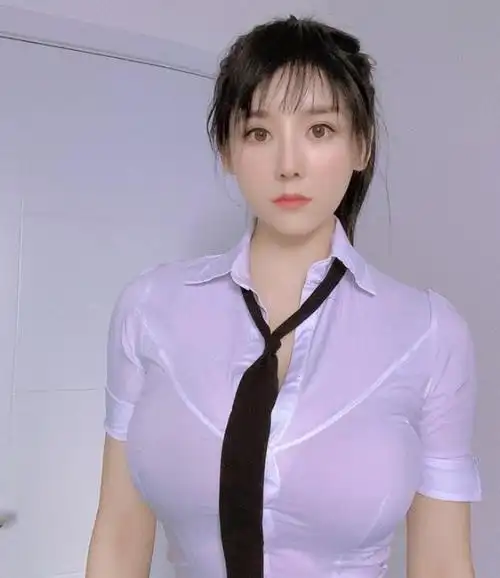 95后"臀神"刘太阳,玲珑身材让人羡慕不已,被称为"中国版卡戴珊"_易看