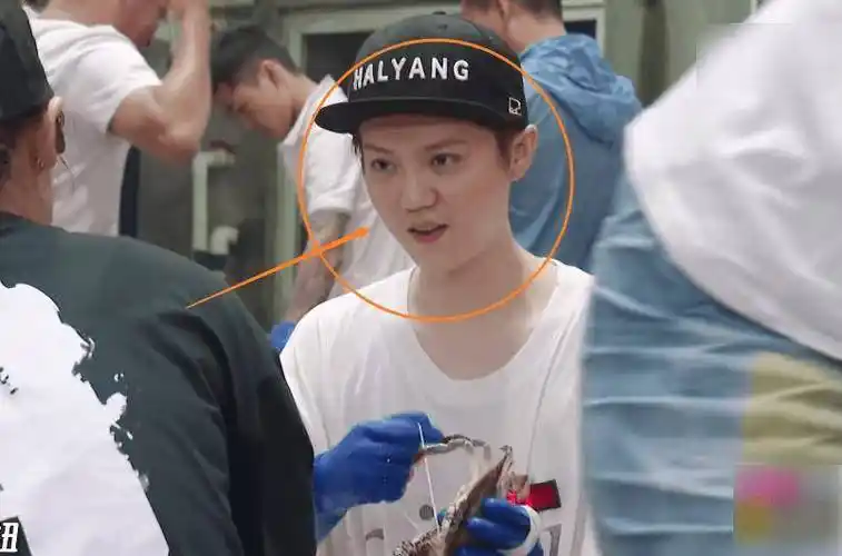 鹿晗绑螃蟹被老板骂,我却注意他素颜出镜的脸,这状态没搞错吧?