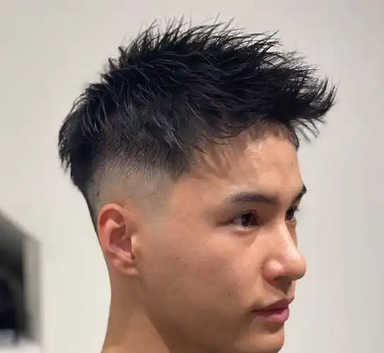 两侧铲短男士发型适合所有人,头发花白大叔剪完不一样,不信你看_时尚