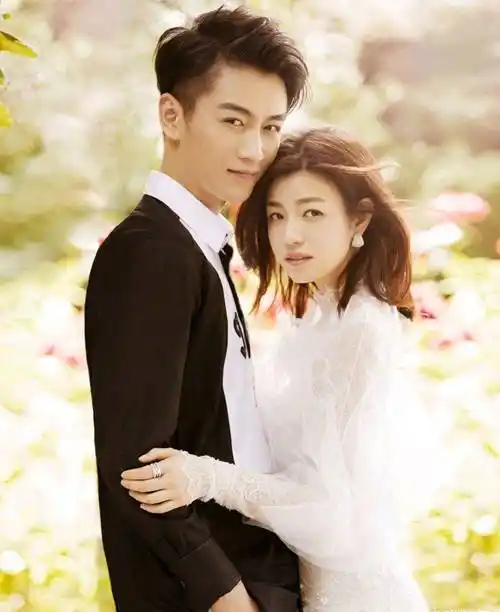 白西装配黑裙,又美又飒,难怪陈晓眼里只有她_连衣裙_杨丞琳_身材