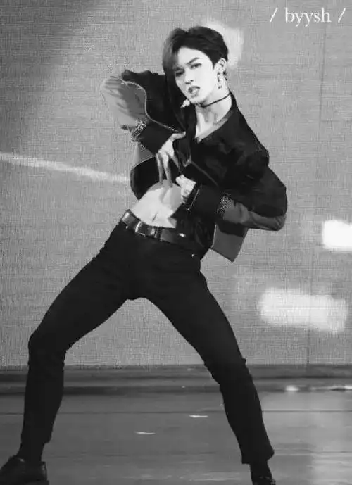 男星晒腹肌太魔怔有人帅气有人油田上身有人没眼看