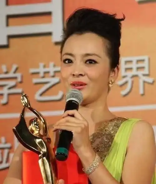 女演员王嘉出售百花奖女配角奖杯出价仅4万曾和许晴同台竞技