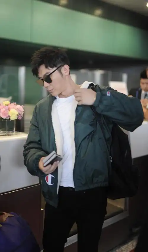 李晨穿"原谅色"外套尽显青春时尚,帅酷有型潮范儿十足|潮范儿|李晨|有