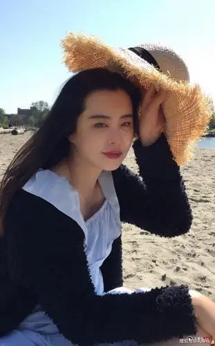 54岁王祖贤连晒多张素颜相,气质依旧,发量意外引网友关注