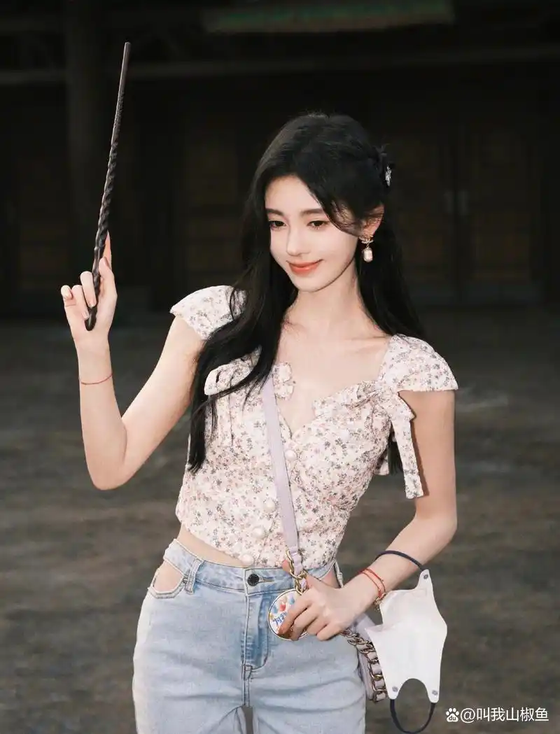 鞠婧祎最新一期美照