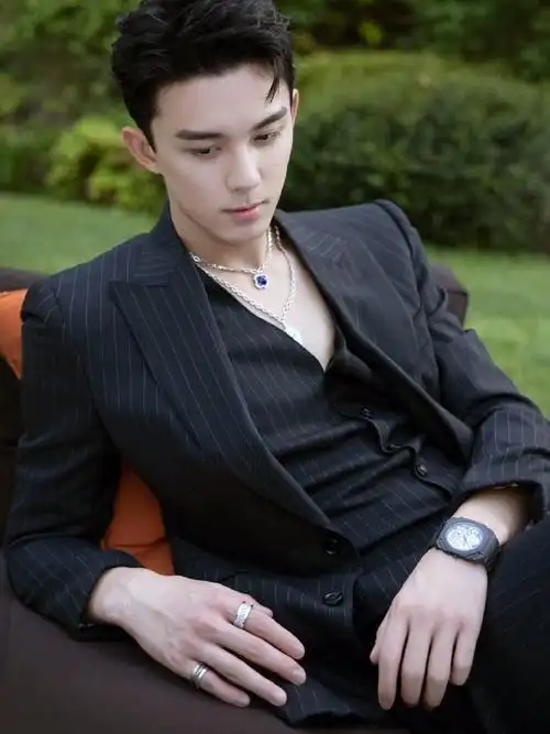 吴磊巴黎随拍##吴磊是又穿了深v吗