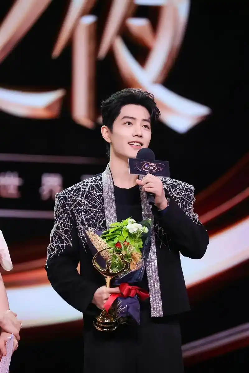 清隽疏朗,意气轩昂.恭喜@x玖少年团肖战daytoy 荣获" - 抖音