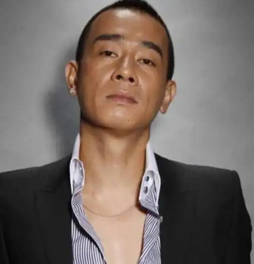 陈小春童年生活艰辛3000弟弟被卖还被父亲铁链锁脚