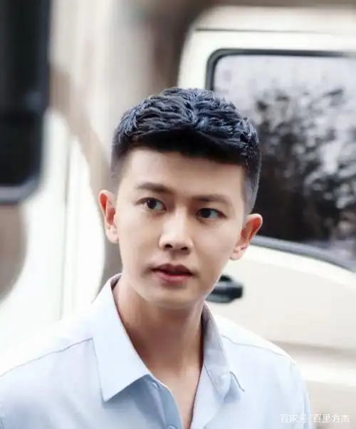 16个男明星寸头造型,肖战陈伟霆很野,最后这位却像"犯了罪"