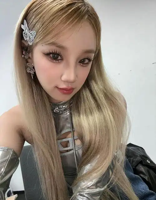 宋雨琦大秀尺度穿搭,时尚性感!