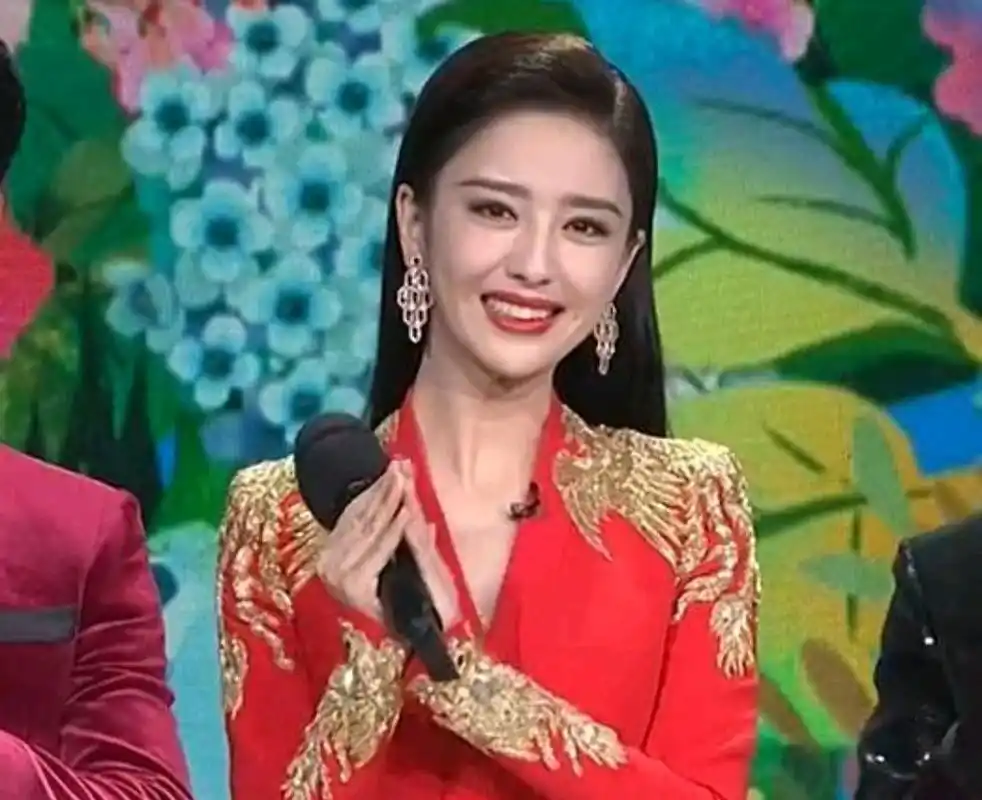 佟丽娅首次春晚主持,妆容太厚,眉毛抢眼,发挥失常输新主持人