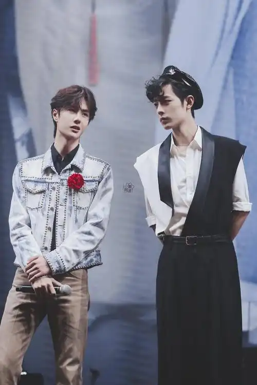 原创肖战王一博南京演唱会造型温润小王子和酷盖小王子永远好朋友