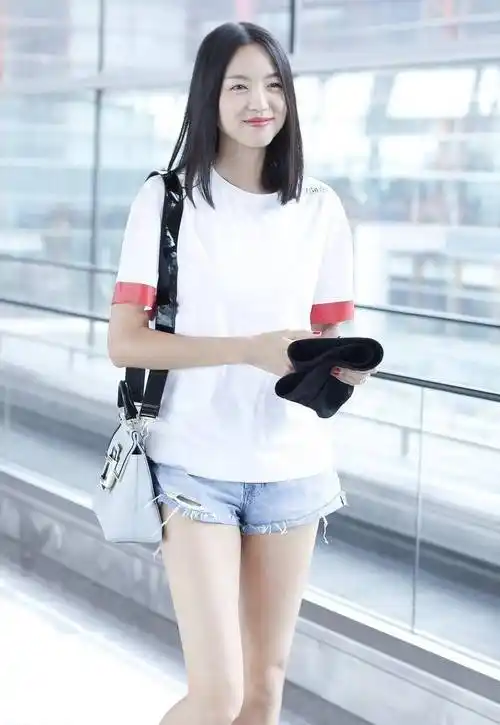 原创张梓琳太迷人深沟裙妩媚又端庄黑色腰带勒出三七身材