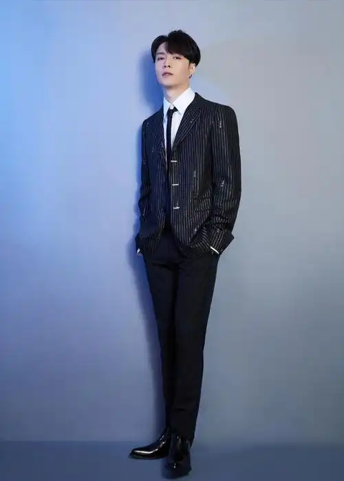 张艺兴个性穿搭演绎百变风格,走在时尚前沿很有范儿,还不赶紧学