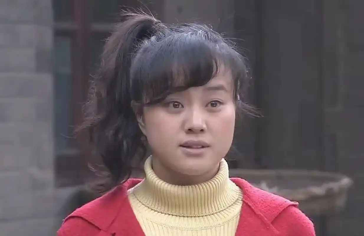 戏里"土得掉渣"的女明星之何翯  何翯出演过多部农村剧,凭借接地气的