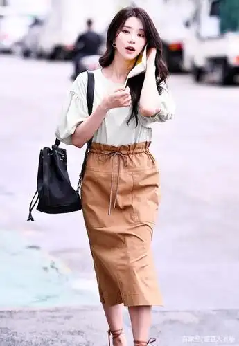 韩国演员李珠彬夏天圆领衫搭配半身裙,高雅灵动超有女人味