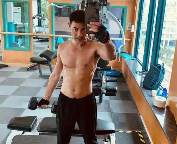 照片中,他的胸肌,朱古力色的腹肌都特别明显,网友都在感慨:完全不敢