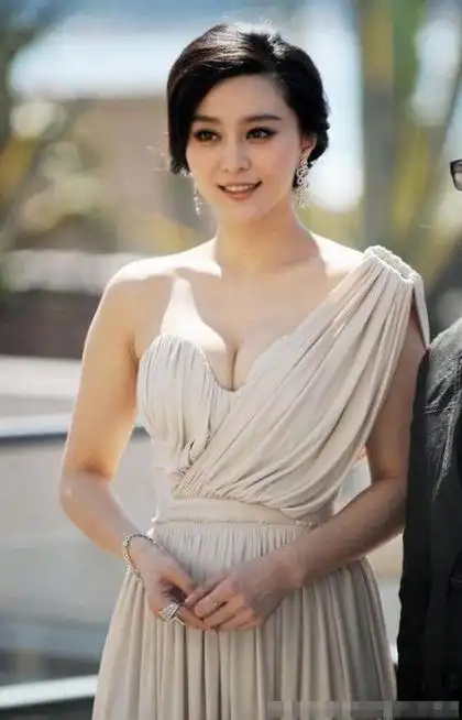 范冰冰是娱乐圈内有名的美女,是无数男人的梦中情人,虽然总被批演技差