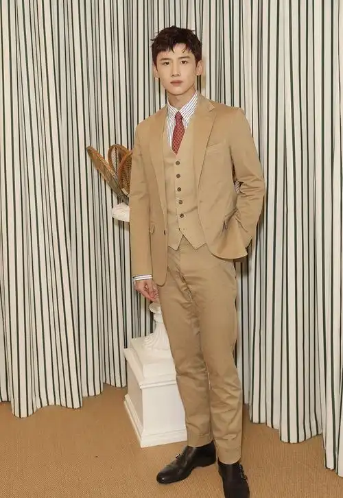 白敬亭真是衣服架子,"补丁西装"也能穿出高贵感,比例真挺好的