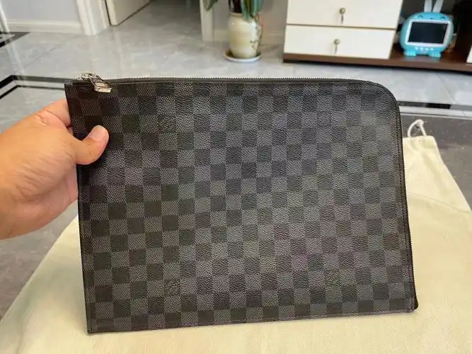 【lv】黑棋盘格pochette jour男士手拿包  手包l型拉链  99新 尺寸:33
