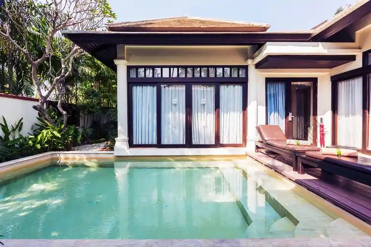 带游泳池的豪华别墅