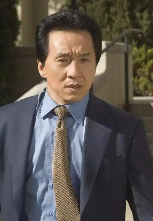 没想到吧,国际巨星成龙大哥的双眼皮是整的