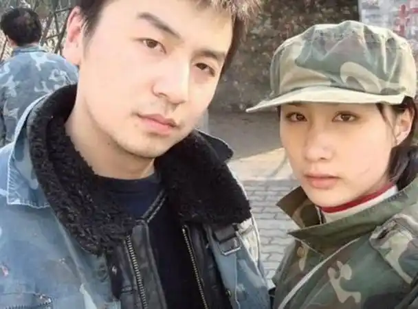 雷佳音老婆晒全家福气质出众女儿大长腿非常瞩目