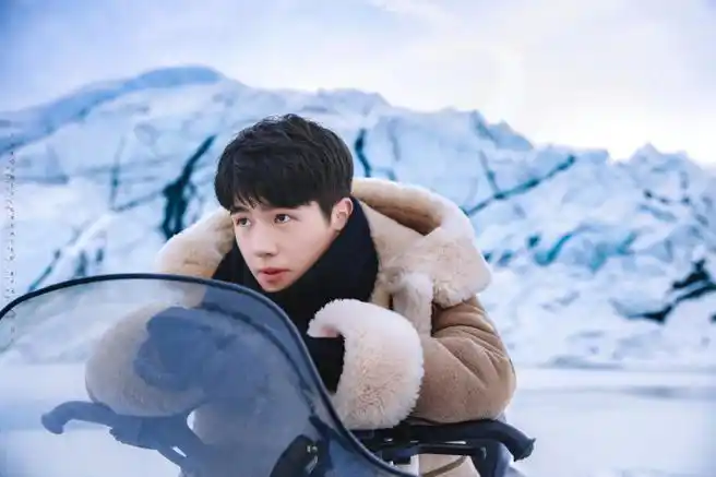 刘昊然露额头证件照