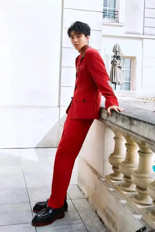 红!#王俊凯 #红底鞋 - 抖音