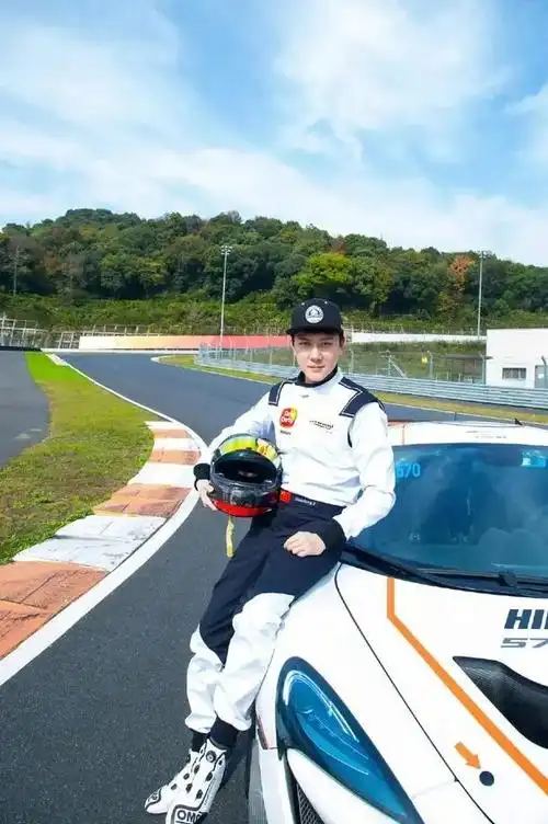 冯绍峰开法拉利的样子太帅了,怪不得曾经能收获赵丽颖的心