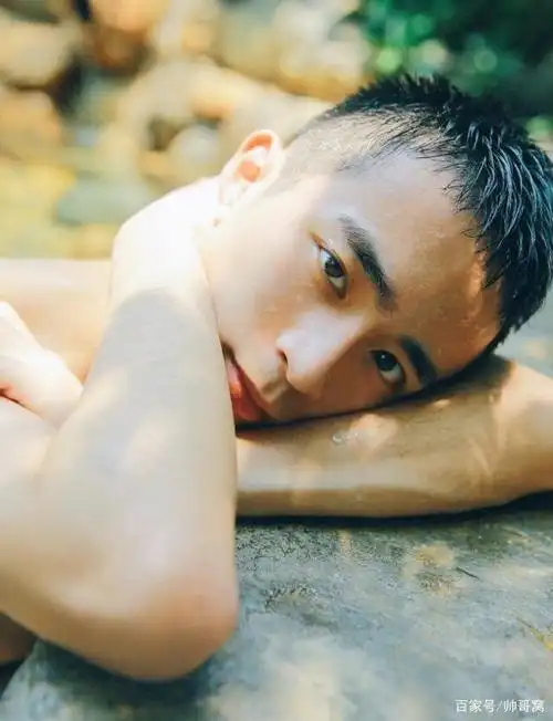 英俊帅气的90后小奶狗,泡温泉都要玩自拍,湿身男更显楚楚动人!