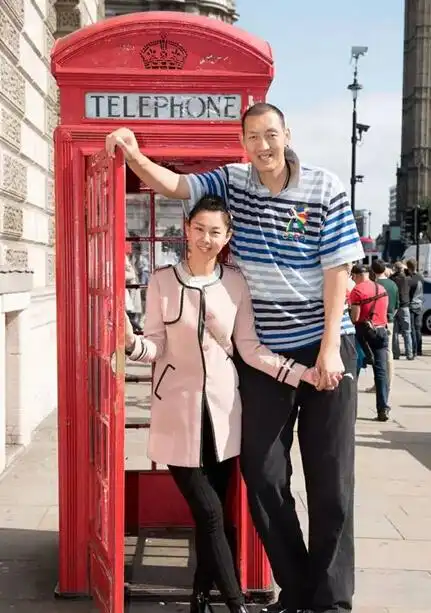 姚明夫妇都被比下去7厘米