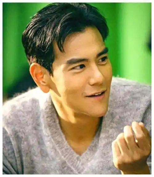 彭于晏和女伴同游日本,曝光照片!网友惊呼"老了十岁"!_形象_变化_帅哥