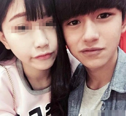 原创跑男黄旭熙女友多到数不清被两位女生同时亲吻照曝光