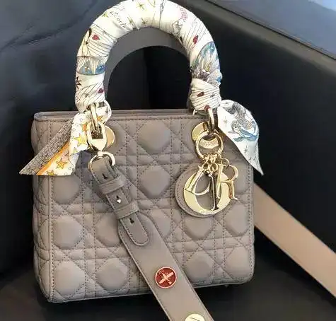 奢侈品包包钥扣奢侈品是众多女孩子都梦寐以求的一些原单包包更是受到