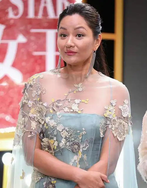 瞿颖48岁近照,发福明显的她判若两人,转型做经纪人