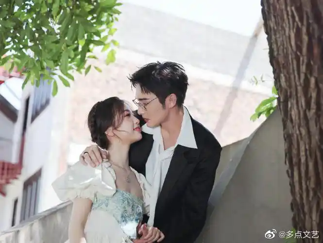 张彬彬这一组图,真的好会拍~好有氛围感~ 这不就是朋友圈里的情侣官宣