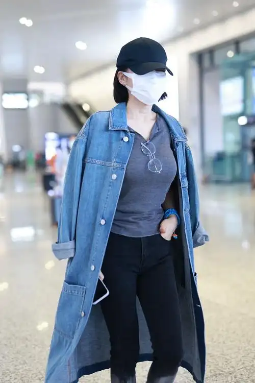 许晴一点不显老,长款外套搭厚底鞋依然时尚,真显年轻_年纪_同色系