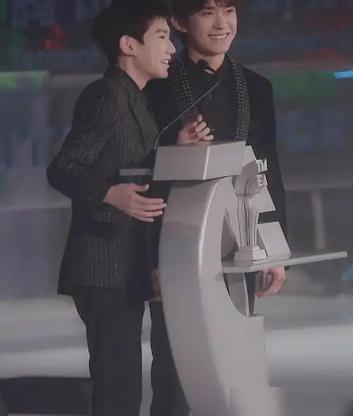 千玺王源同时发博宣布大事,公开新身份,未来合体将难如登天?